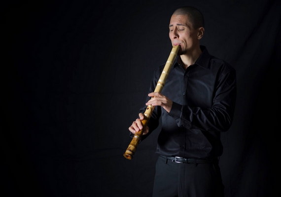 Rodrigo Rodriguez, es Argentino y vive en España. Es especialista en la musica tradicional Japonesa, interpretando sus melodias con la flauta 'shakuhachi'. Nos acompaña en la radio con varios de sus trabajos musicales.